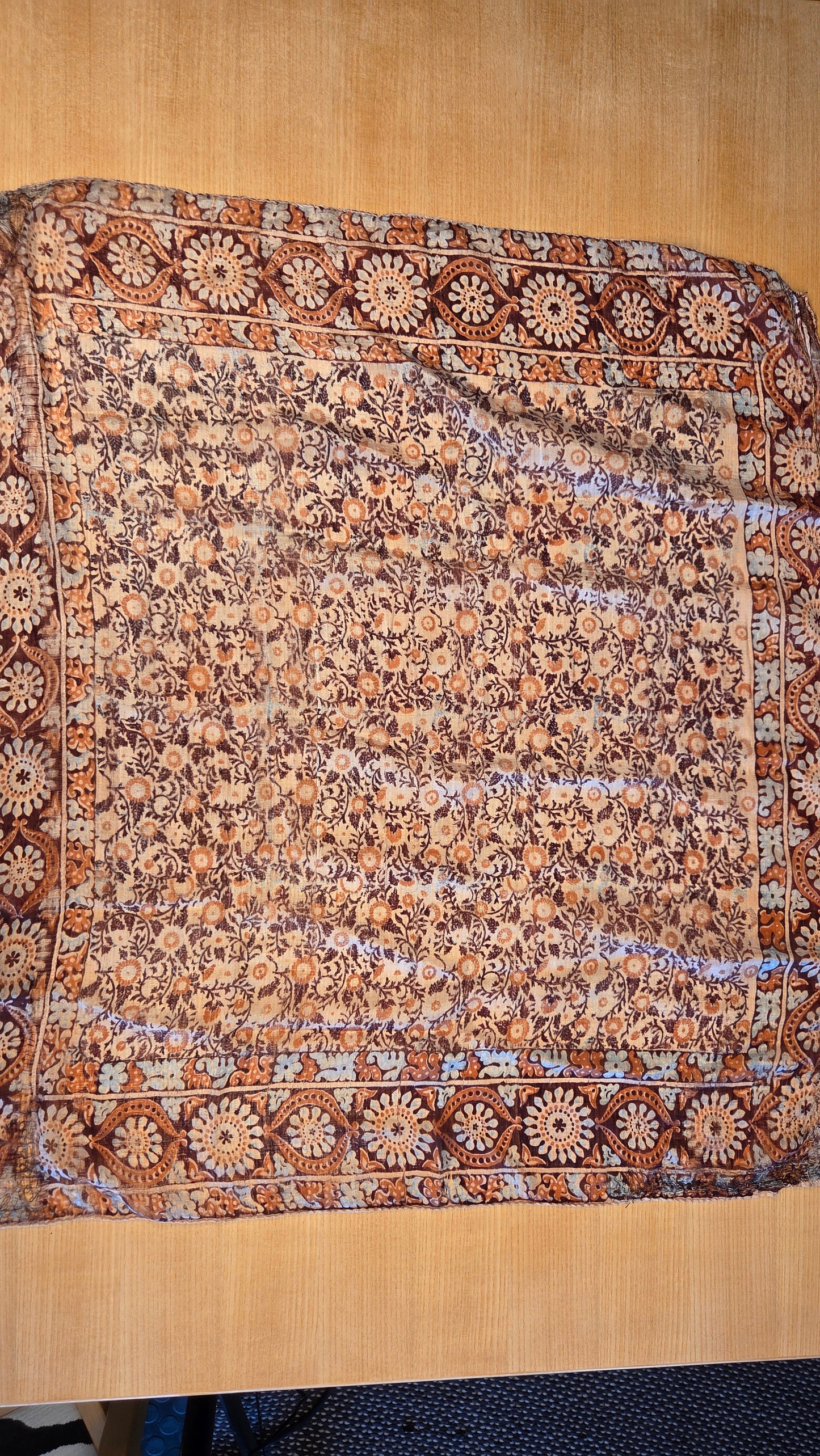 Erä huiveja (pääosin silkki)