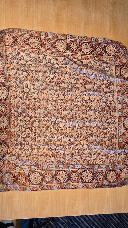 Erä huiveja (pääosin silkki)