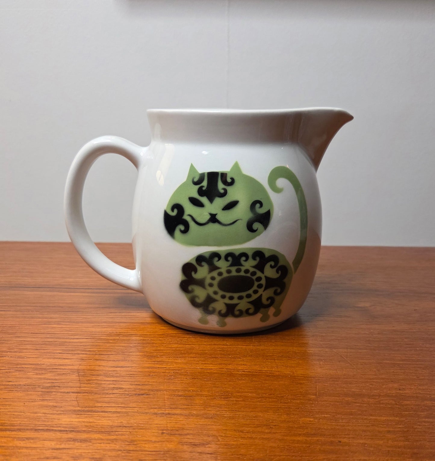 Arabia – Kaj Franck KL1 kannu / Raija Uosikkisen "Kissa" -koriste