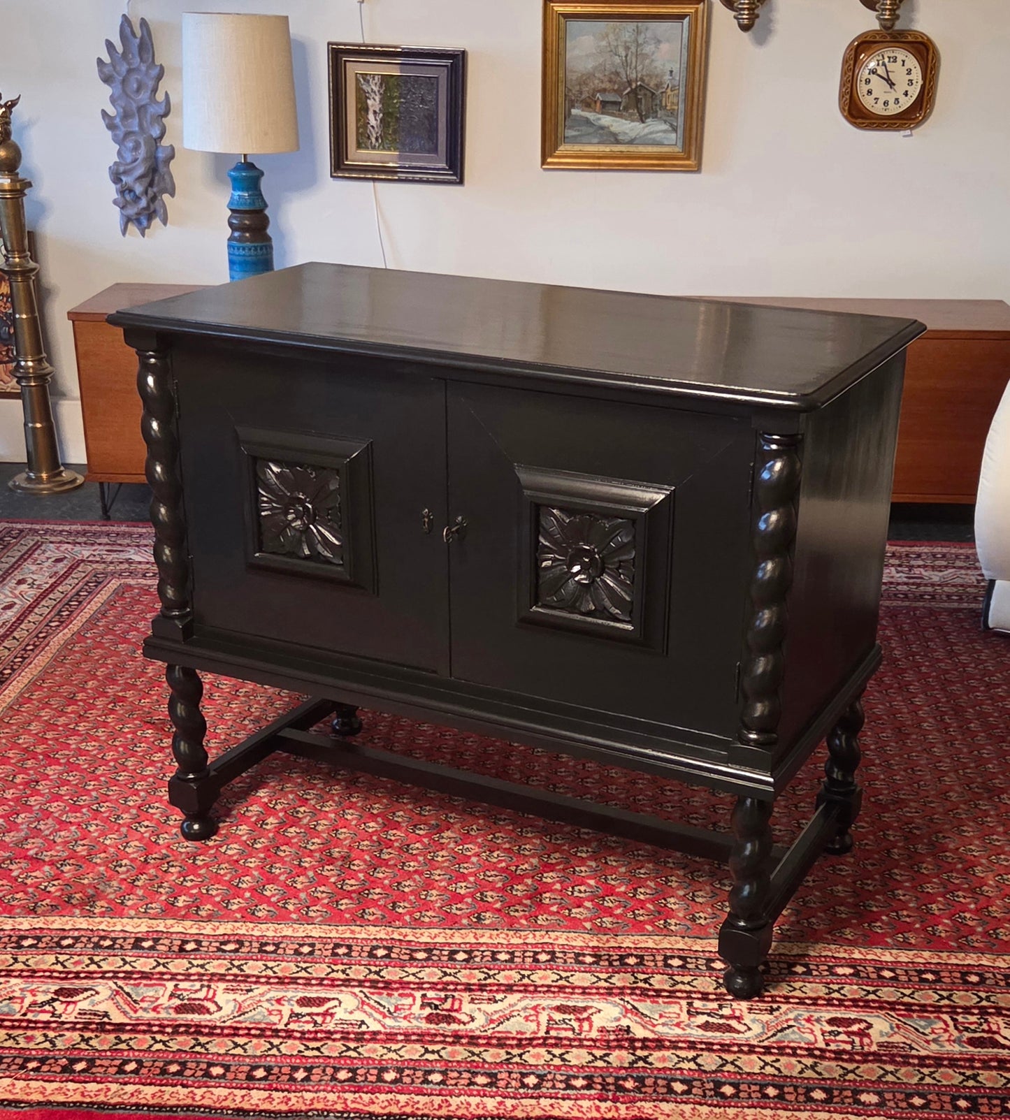 Käsinmaalattu musta uusbarokki-senkki