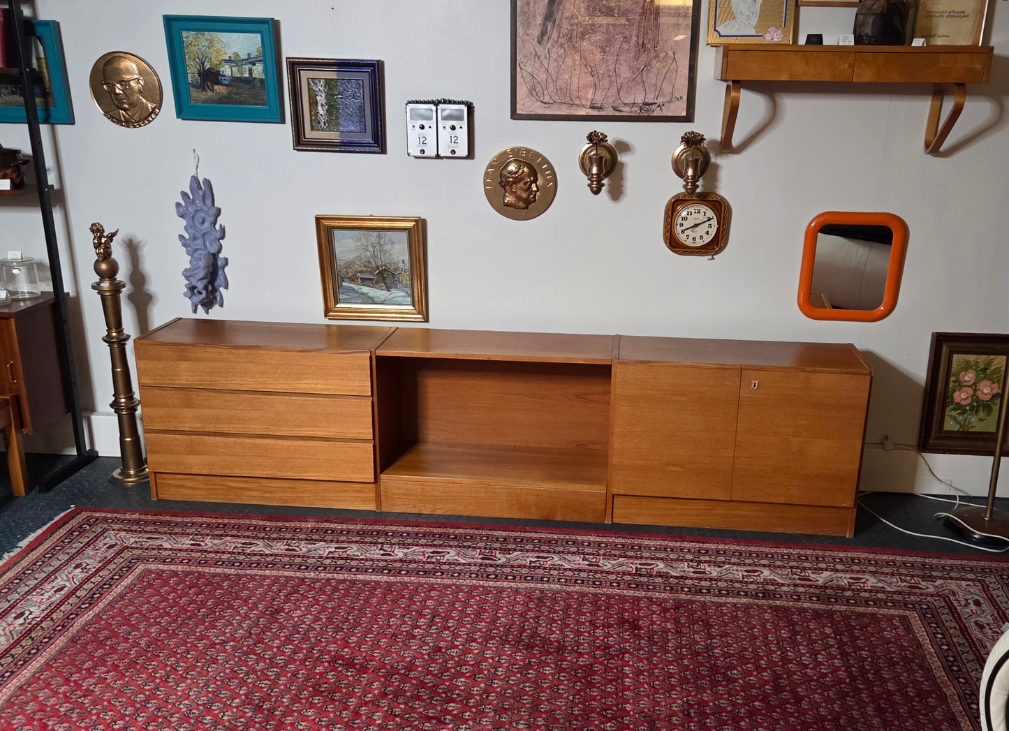 Tyylikäs vintage lipasto (248cm)