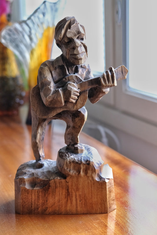 Georg Öhman – Puuveistos "Kitaransoittaja" (27 cm)