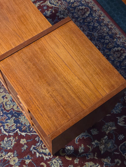 1960-luvun tiikkinen sivupöytä / säilytyskaluste