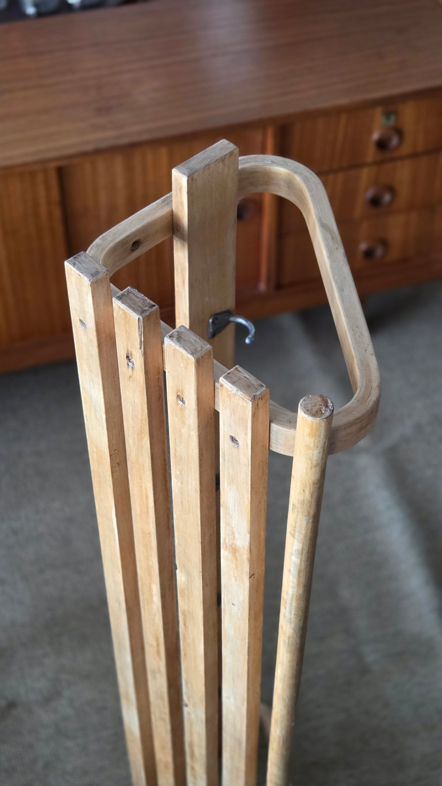 Artek 109 -hattuhylly / seinänaulakko, 110 cm
