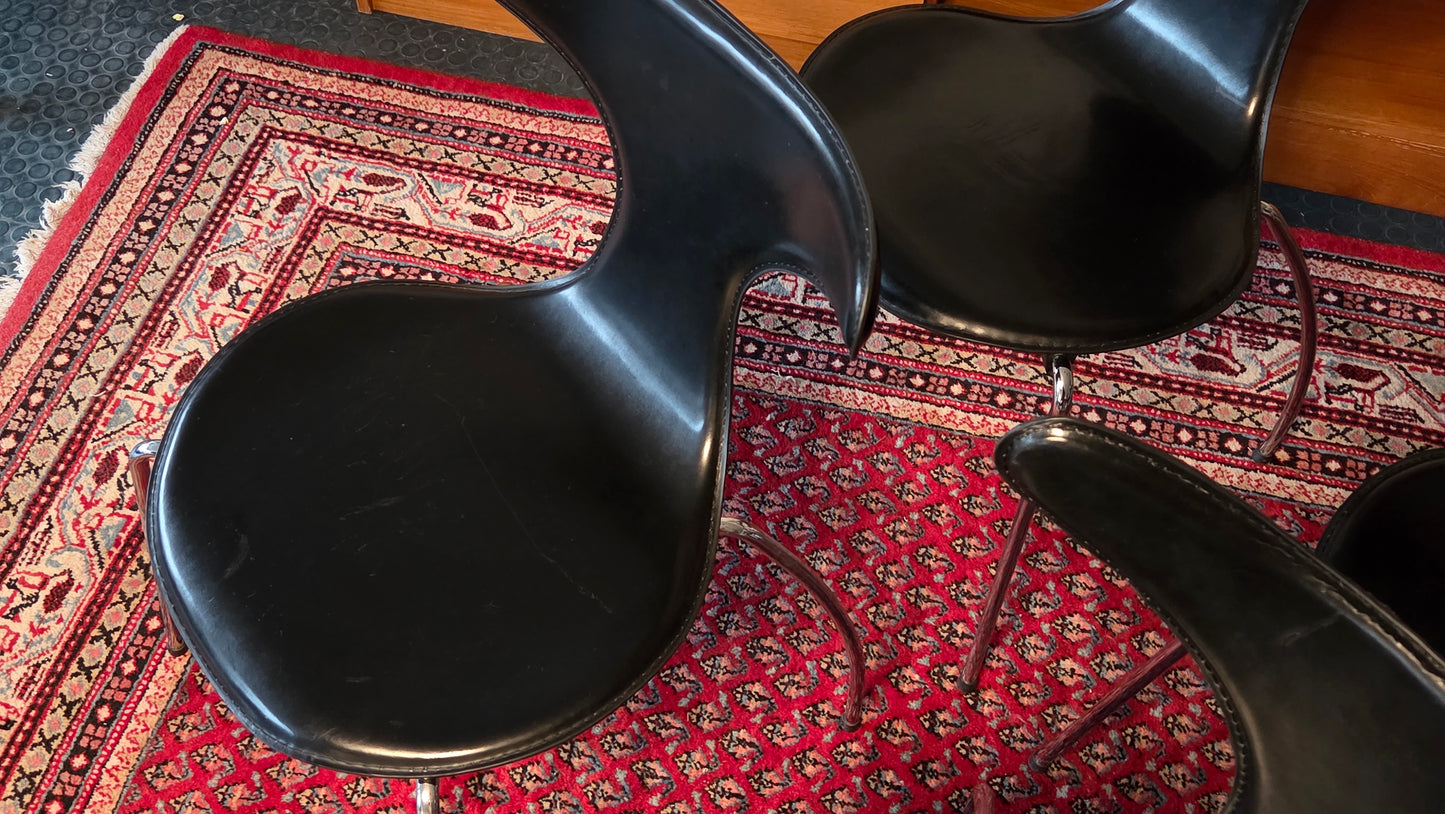 Dan Form Denmark – Dolphin -tuolit, 4 kpl (musta / kromi)