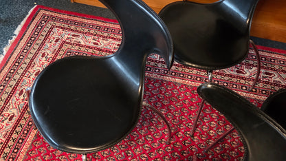 Dan Form Denmark – Dolphin -tuolit, 4 kpl (musta / kromi)