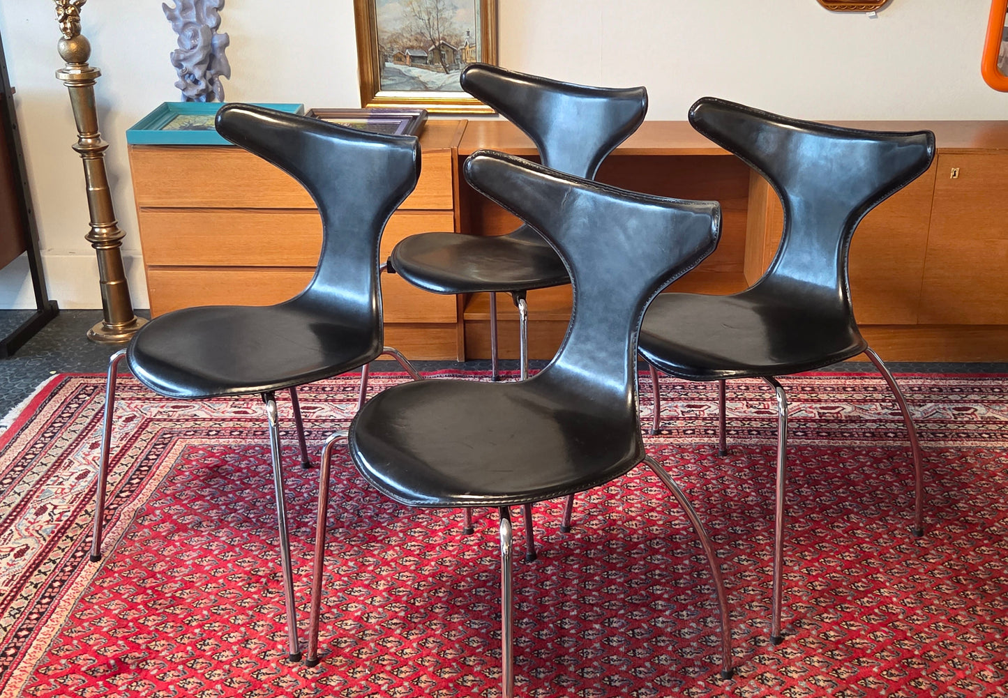 Dan Form Denmark – Dolphin -tuolit, 4 kpl (musta / kromi)