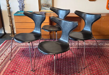 Dan Form Denmark – Dolphin -tuolit, 4 kpl (musta / kromi)