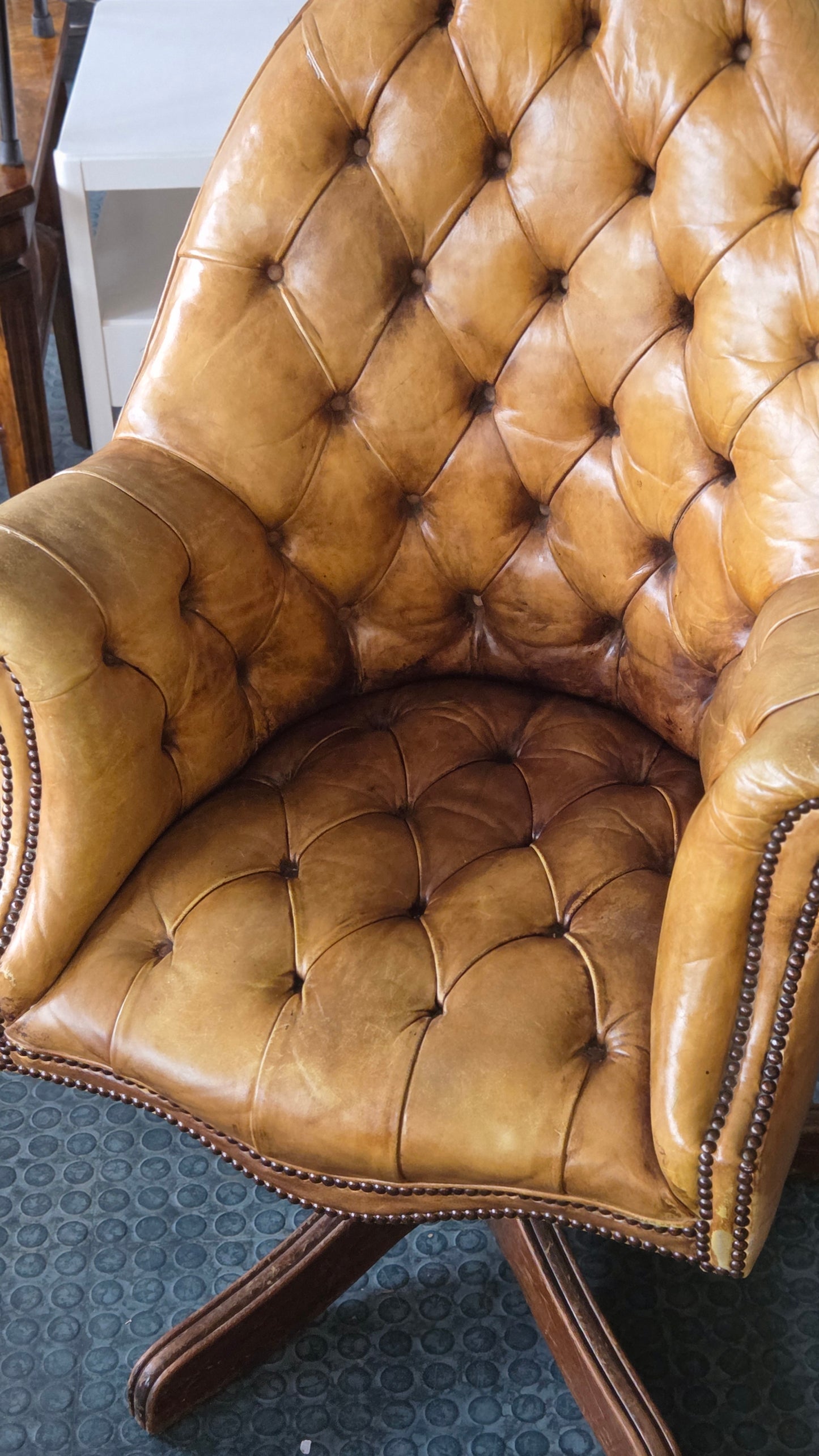 Chesterfield-tyylinen nahkainen nojatuoli kääntöjalalla