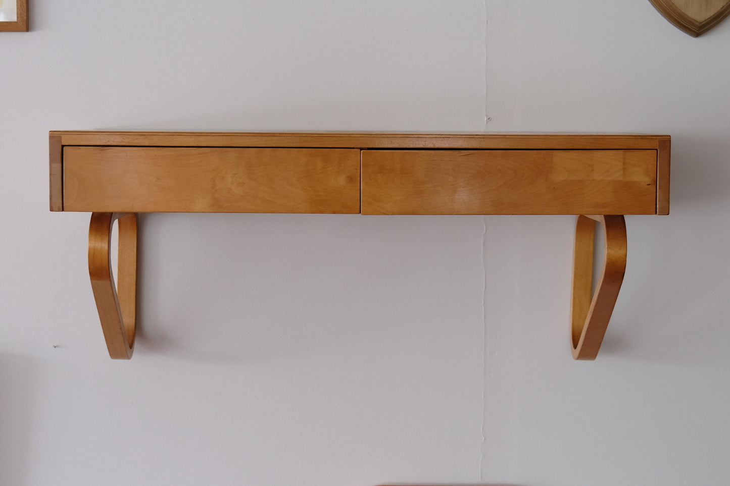 Alvar Aalto -seinäkonsoli kahdella laatikolla, malli 114A (kysy hintaa)