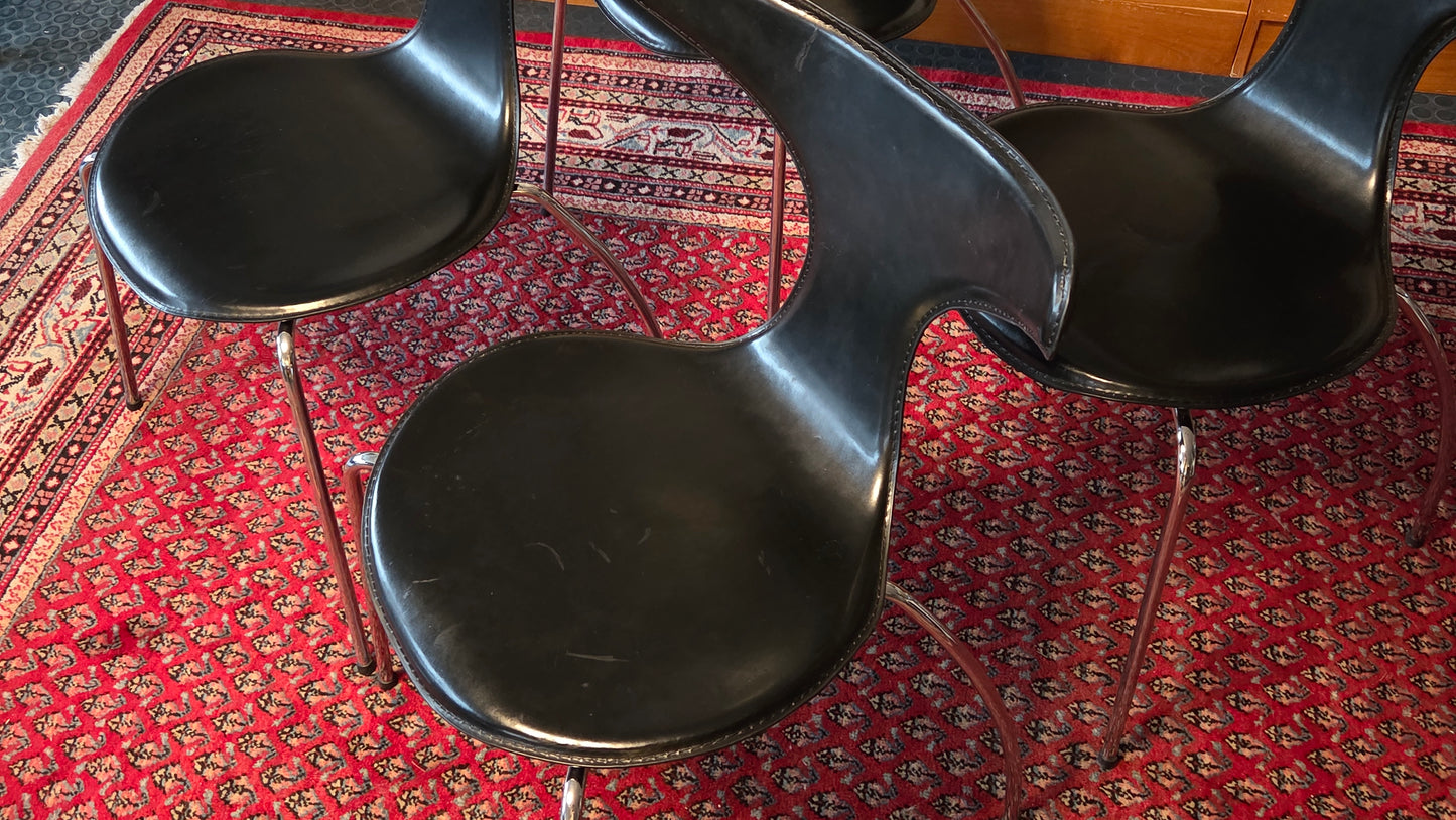 Dan Form Denmark – Dolphin -tuolit, 4 kpl (musta / kromi)