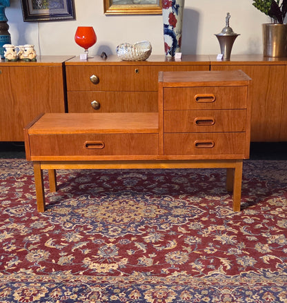 1960-luvun tiikkinen sivupöytä / säilytyskaluste