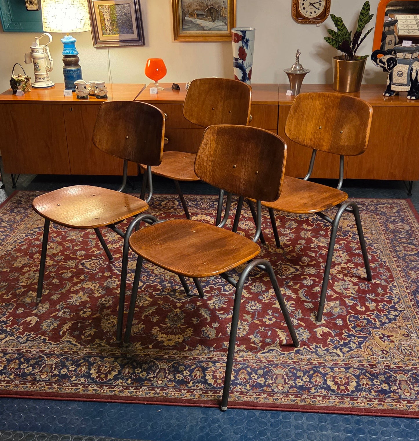 Kurt Hvitsjö – Lahden Puukalusto Oy
Tuolisarja, 4 kpl (1950-luku)