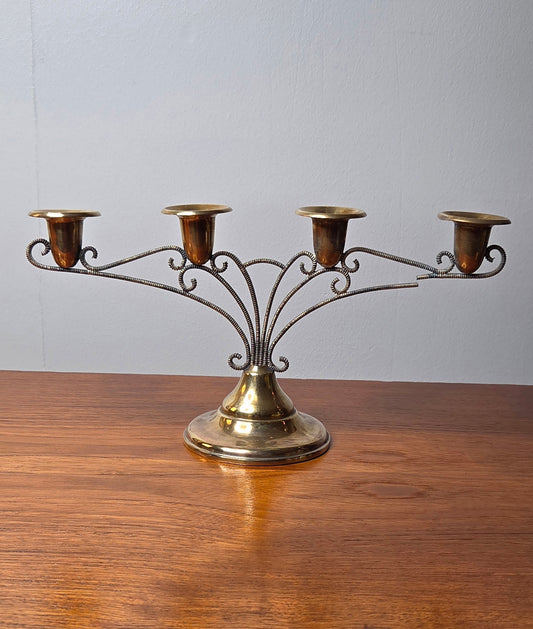 Vintage messinkinen kynttelikkö – korkeus 15,5 cm, leveys 32 cm