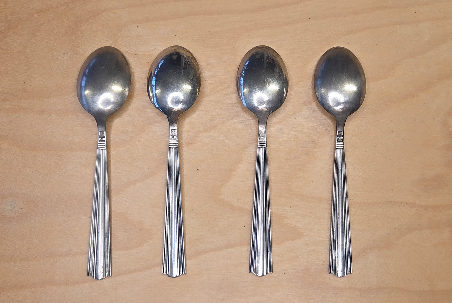 Margit-sarjan 916-hopealusikat, 4 kpl – pituus 16 cm, yht. paino 115,4 g, valmistusvuosi 1957 – suunnittelija Holger Rasmussen