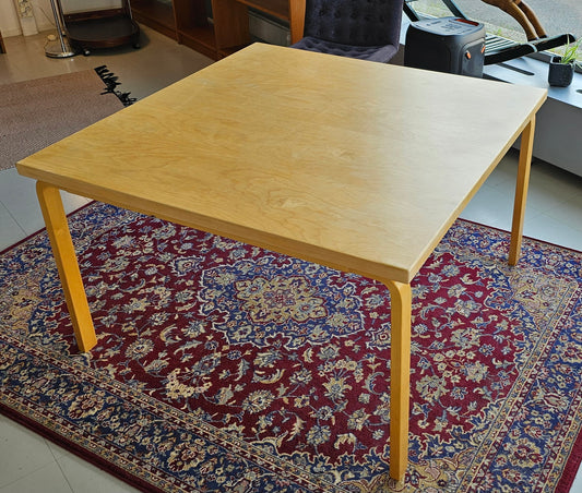 Artek 120x120 ruokapöytä