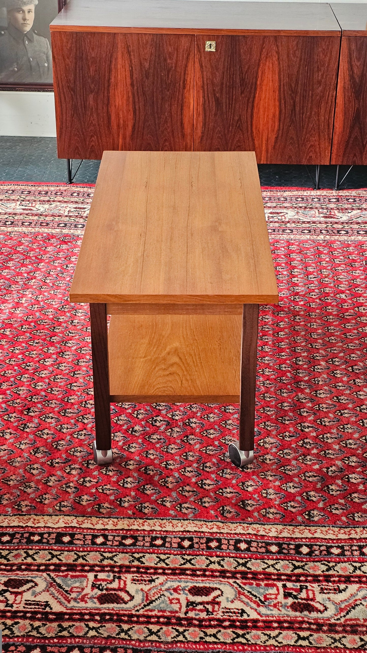 Teak-sivupöytä pyörillä, 1960-luku