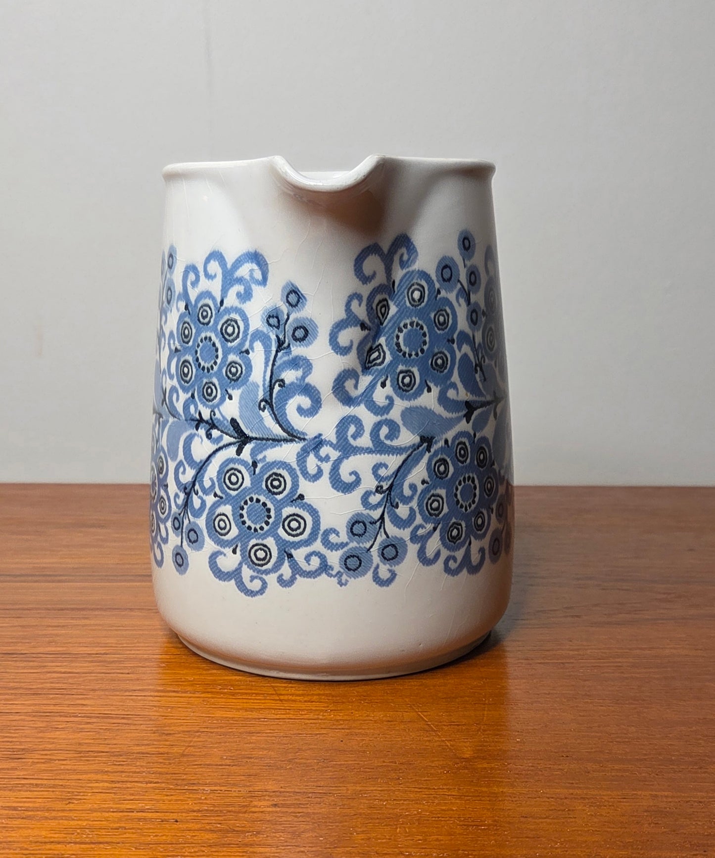 Arabia – "Orri" maitokannu, Raija Uosikkinen (15 cm)