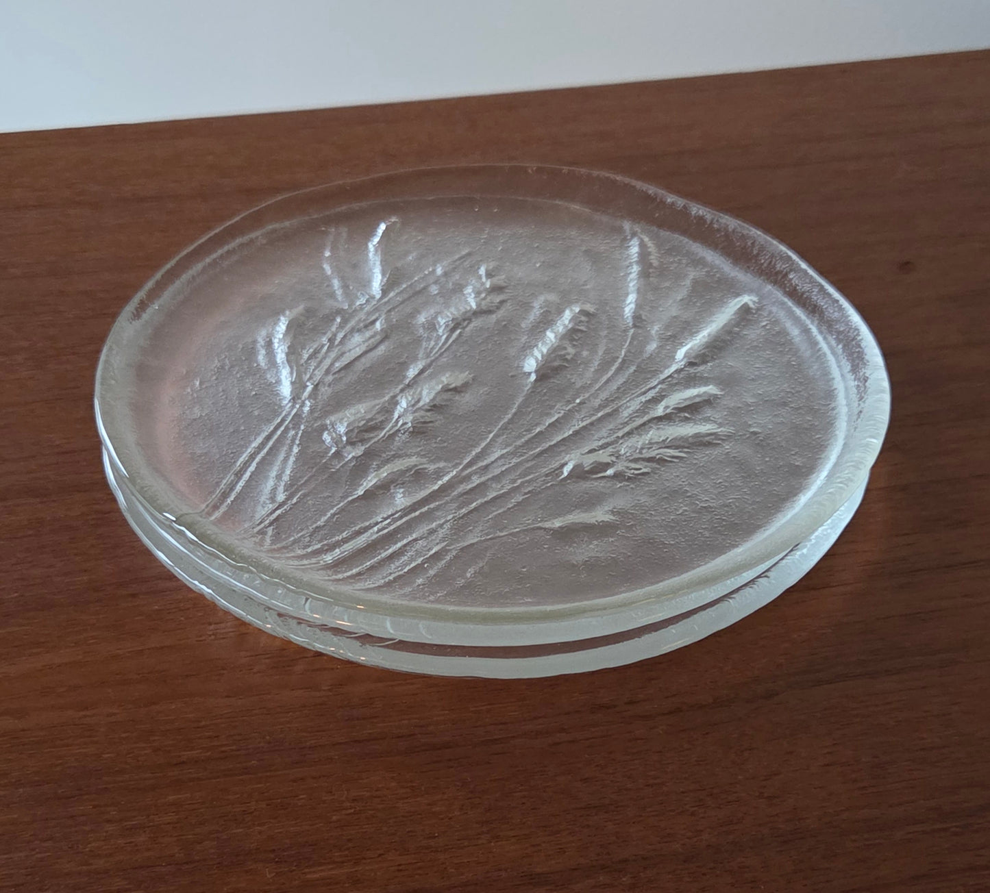 Humppilan lasi – "Heiniä kainalossa / Viljaa" lautanen, Kaija Aarikka