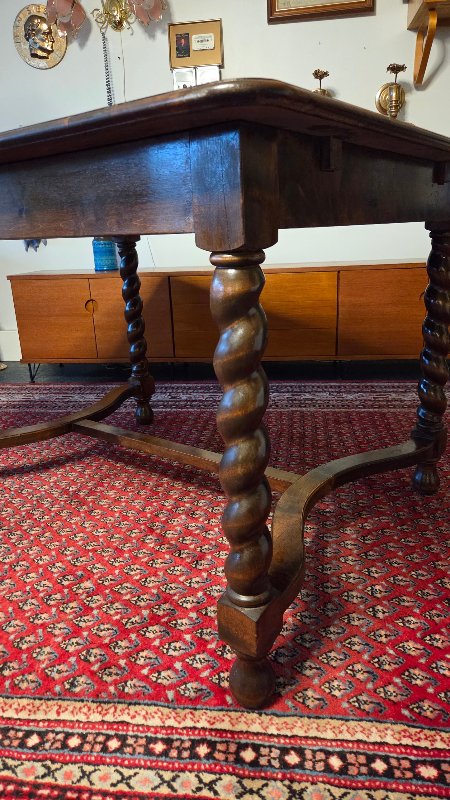 1930-luvun jatkettava ruokapöytä – barley twist -jaloilla