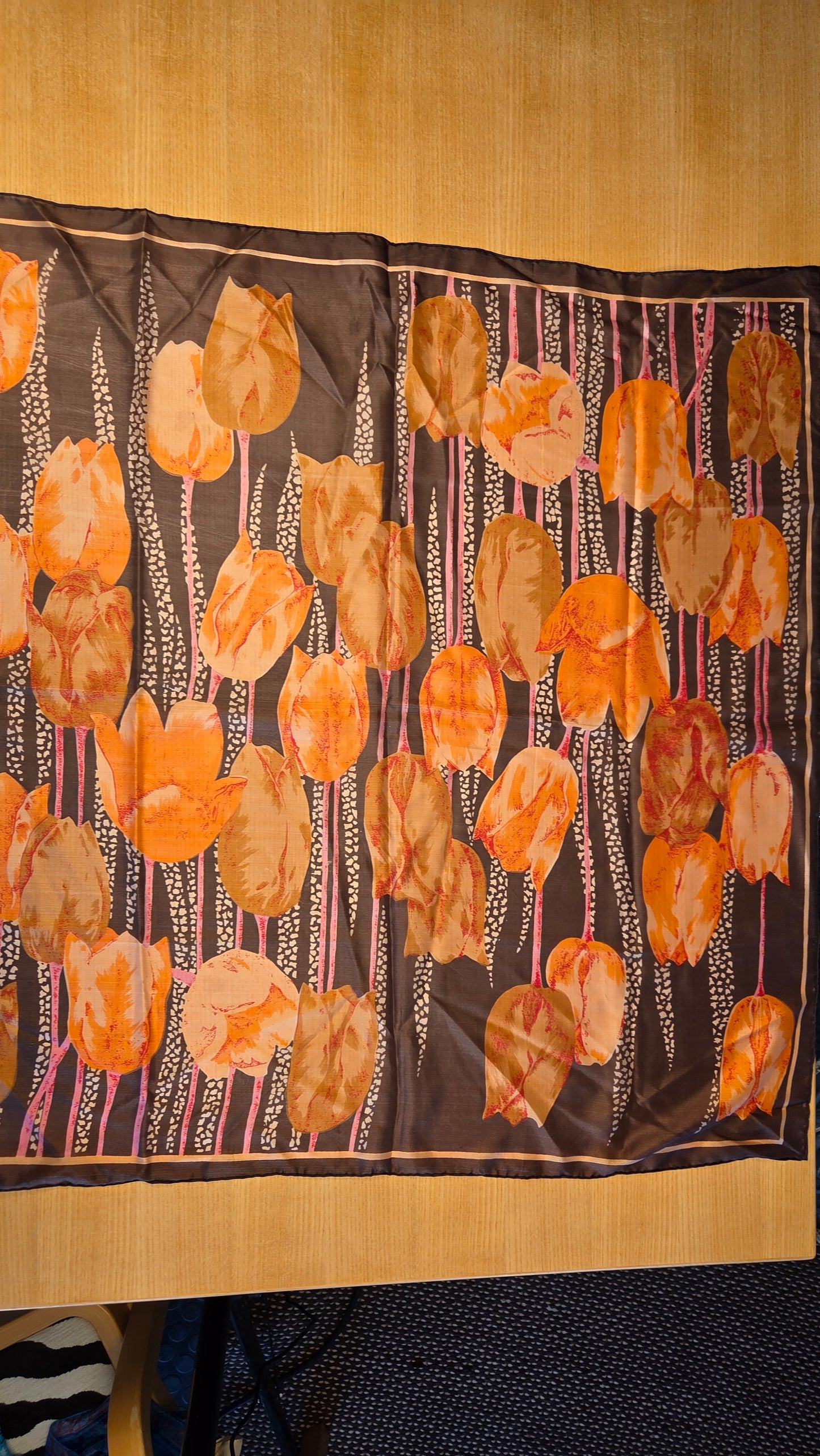Erä huiveja (pääosin silkki)