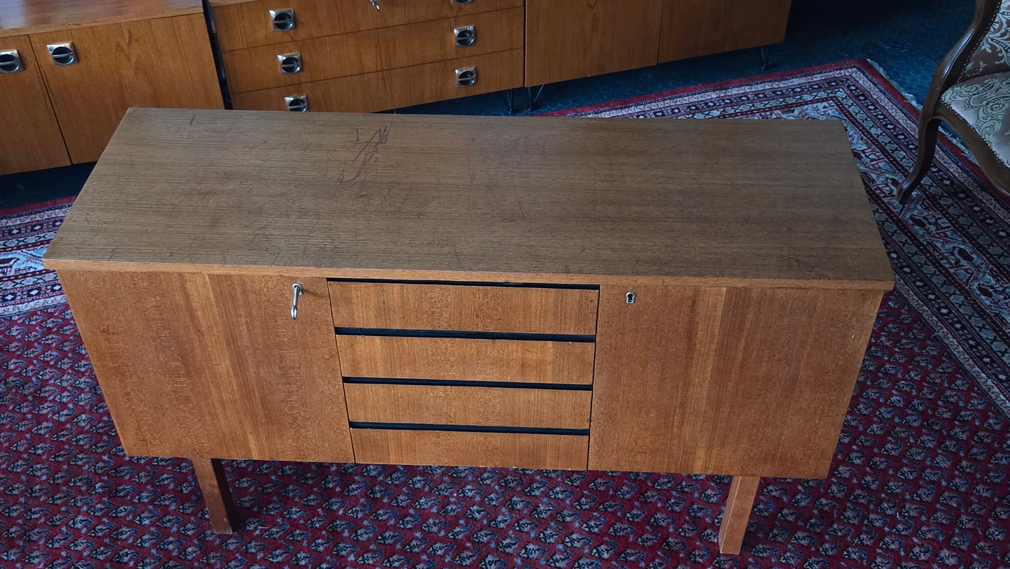 Lahden Puukalusuet (現 ISKU) チーク材チェスト、1960 年代