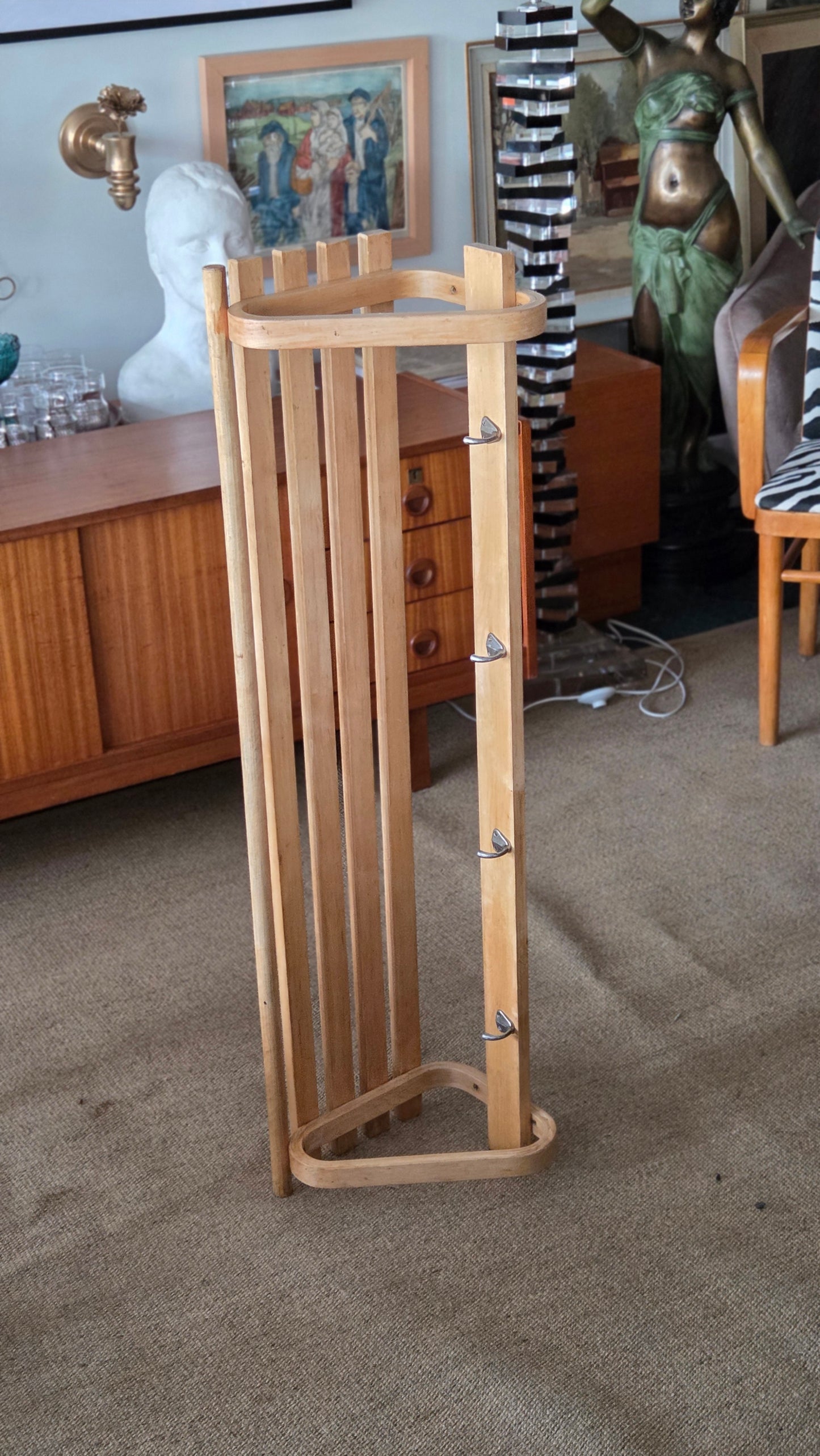 Artek 109 -hattuhylly / seinänaulakko, 110 cm