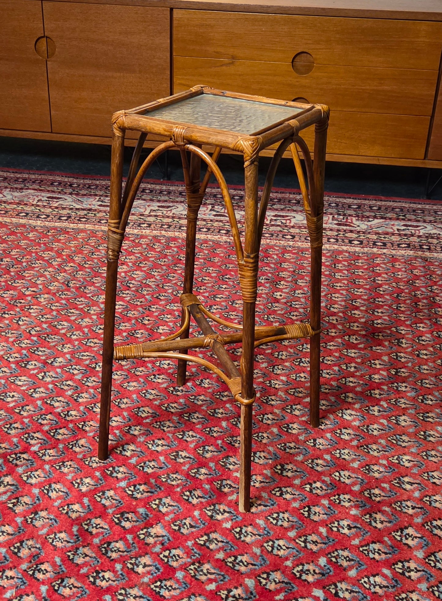 Kaunis rottinki kukkapöytä – korkeus 51 cm