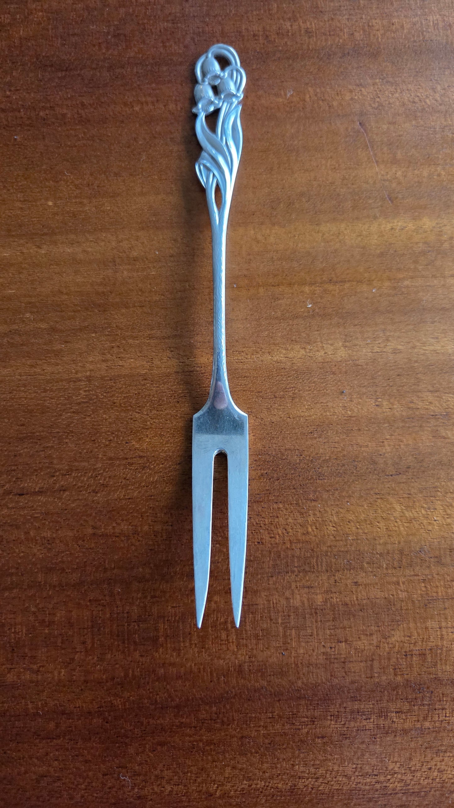 Kultakeskus leikkelehaarukka – 813 hopeaa (1963)