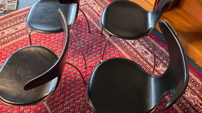 Dan Form Denmark – Dolphin -tuolit, 4 kpl (musta / kromi)