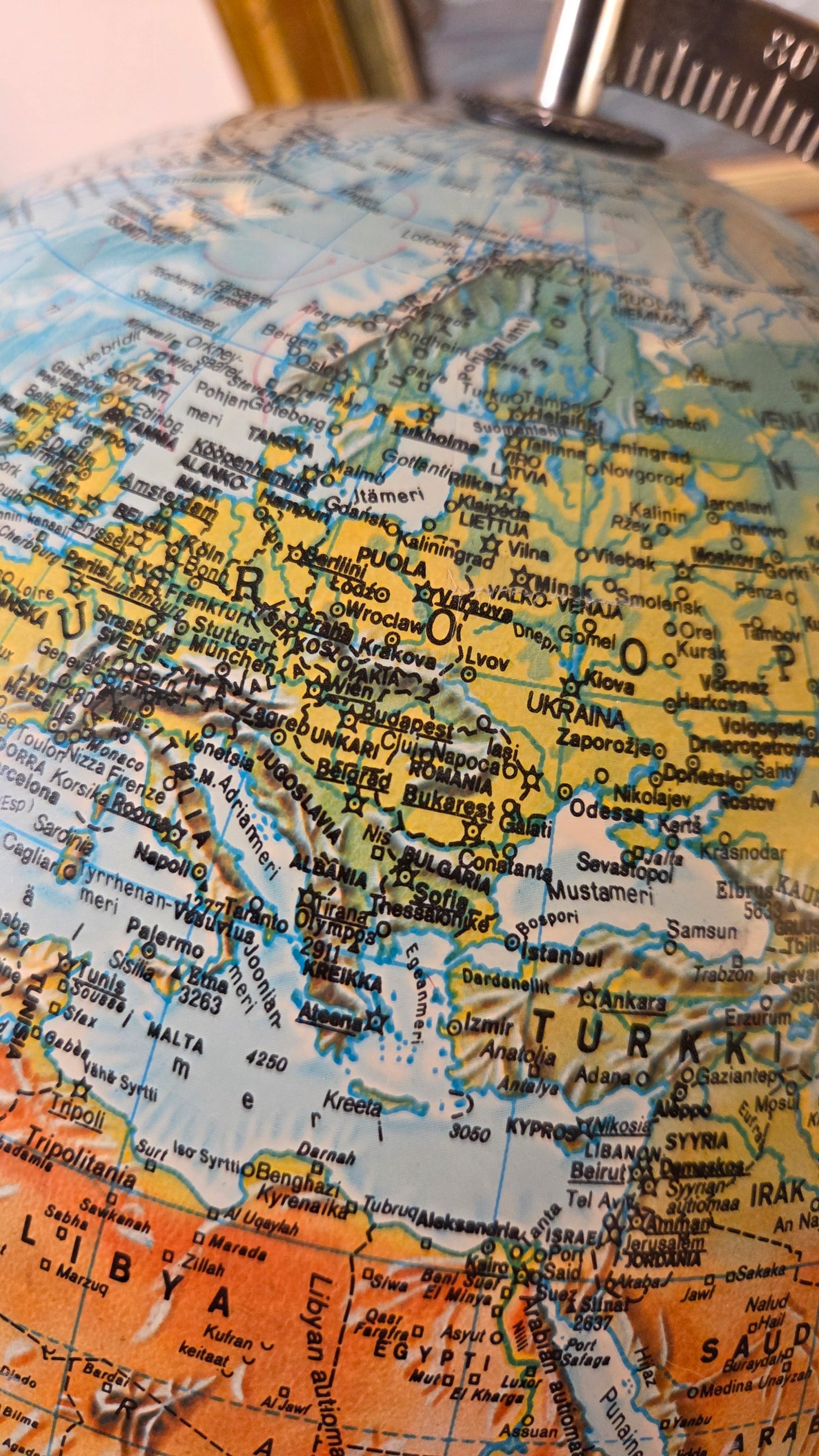 Karttapallo valolla – puujalka