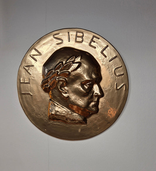 Jean Sibelius – kipsinen seinäreliefi / medaljonki
Halkaisija: 26 cm
