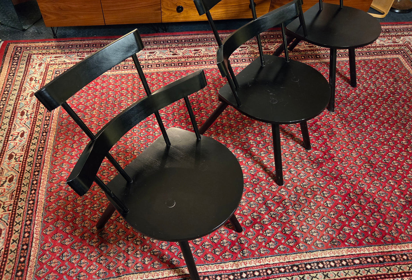 Jussi-nojatuoli, musta – laadukas ja kauniin minimalistinen