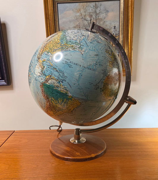 Karttapallo valolla – puujalka