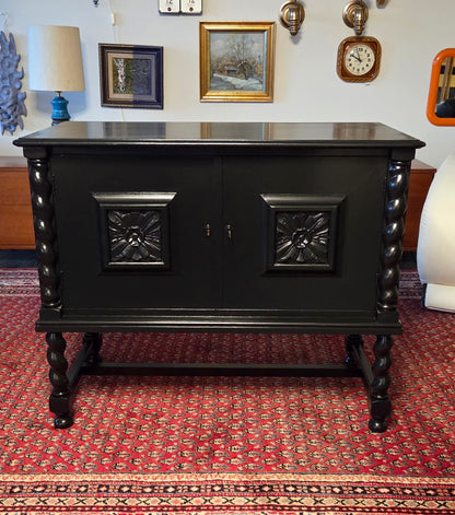 Käsinmaalattu musta uusbarokki-senkki